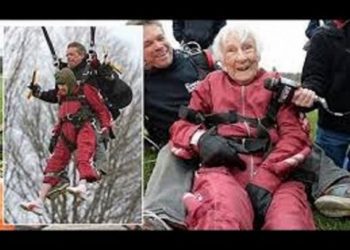 Жительница Южной Африки отметила свой вековой юбилей заплывом с акулами и прыжком с парашютом
