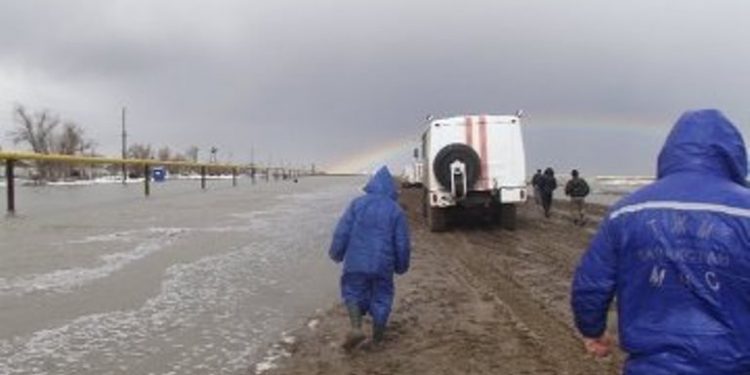 В Карагандинской области автотрассу размыло паводками