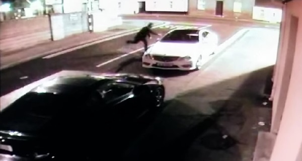 Интернет взорвало видео с угонщиком-неудачником