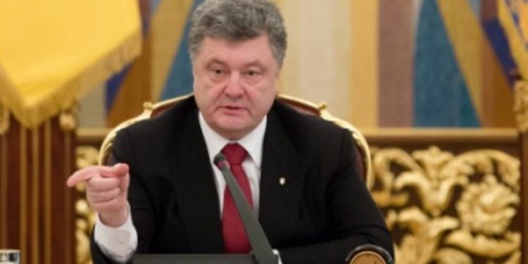 Порошенко заявил, что украинцы — мирная нация, но будут защищать страну