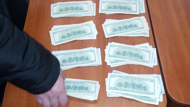 В Харьковской области задержали украинца, пытавшегося вывезти в РФ несколько тысяч долларов и миллион рублей