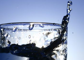 Ученые: вода бодрит лучше кофе