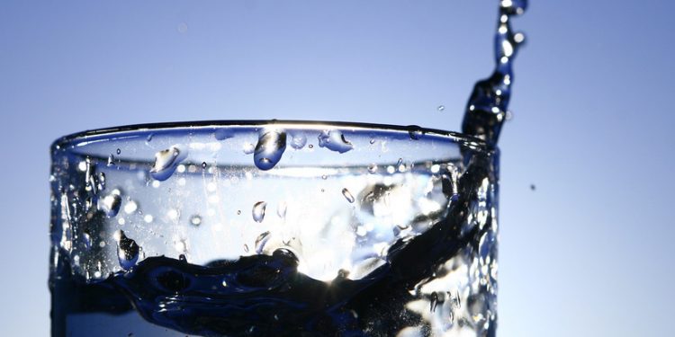 Ученые: вода бодрит лучше кофе