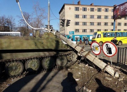 На место аварии в Константиновке люди несут цветы и свечи