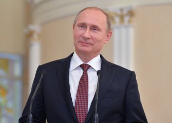 Глава России сократил зарплаты, начиная с себя