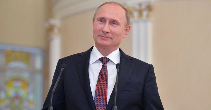 Глава России сократил зарплаты, начиная с себя