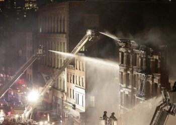 В Нью-Йорке от взрыва загорелись два дома, есть пострадавшие