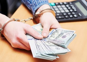 Чиновника фискальной службы задержали при получении взятки