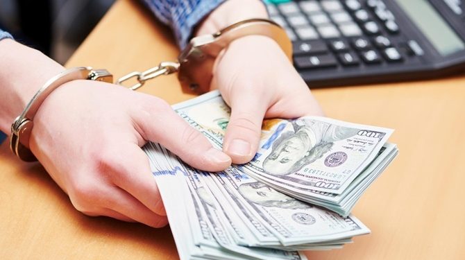 Чиновника фискальной службы задержали при получении взятки