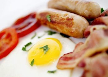 Стало известно, отказ от каких продуктов защитит от инсульта