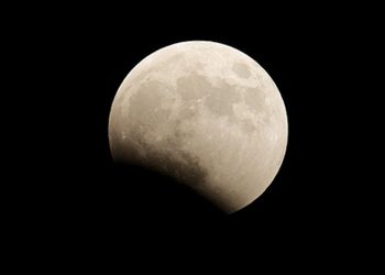 Жители Земли смогут дважды в 2015 году наблюдать лунное затмение
