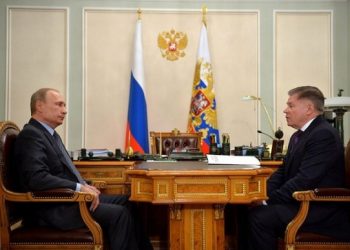Кремль закрыл вопрос с исчезновением главы Российской Федерации. На официальном сайте Владимира Путина есть отчет с тремя фотоснимками встречи главы Кремля с главой Верховного Суда России Вячеславом Лебедевым, сообщают 13 марта СМИ. На сайте указано, что встреча проходила утром в пятницу в президентской резиденции Ново-Огарево в Московской области. Как сообщил источник, стороны обсуждали актуальные вопросы деятельности суда высшей инстанции после объединения Высшего и Верховного Арбитражного судов федерации.