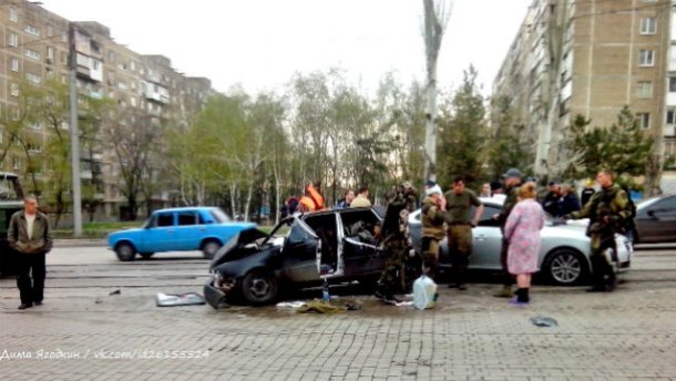 В Донецке не разминулись автомобили террористов