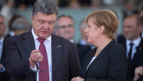 Порошенко пожаловался Меркель на усложнение ситуации на Донбассе