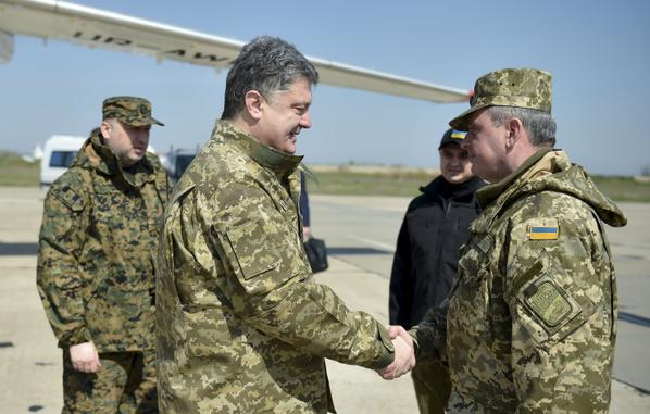 Порошенко порекомендовал жертвам коррупции обращаться в правоохранительные органы