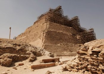 Археологи раскопали стену древней столицы Египта