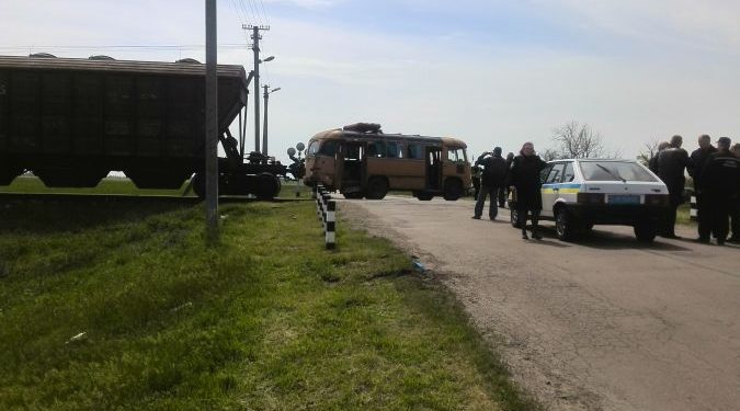 В Каховке автобус столкнулся с поездом