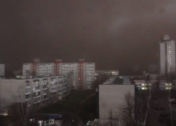 Белорусский Солигорск из-за бури днем превратился в ночь