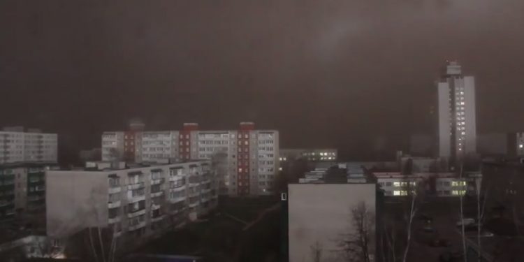 Белорусский Солигорск из-за бури днем превратился в ночь