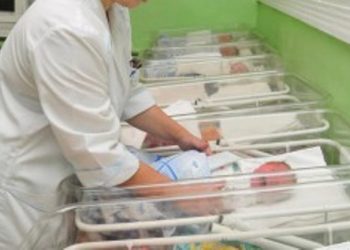 В Бресте мужчина забрал ребенка из роддома, угрожая медработнику ножом
