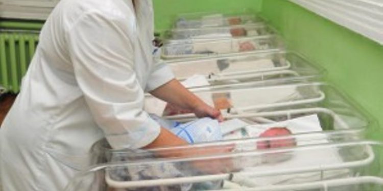 В Бресте мужчина забрал ребенка из роддома, угрожая медработнику ножом