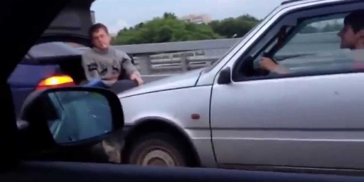 В сети появилось видео с уникальным способом буксировки авто