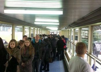 В Днепропетровске люди выстраиваются в очереди, чтобы сдать кровь для раненых солдат