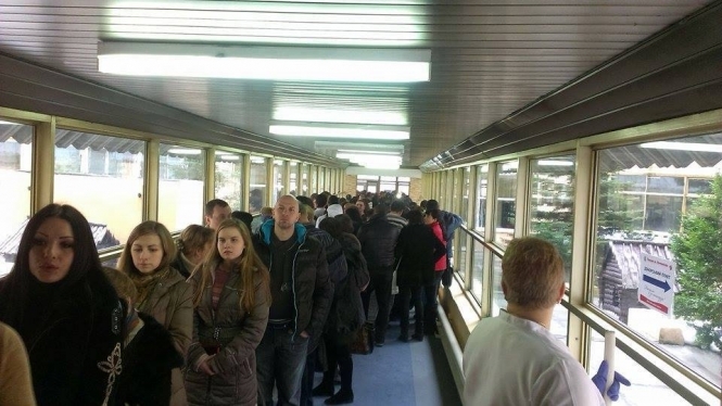 В Днепропетровске люди выстраиваются в очереди, чтобы сдать кровь для раненых солдат