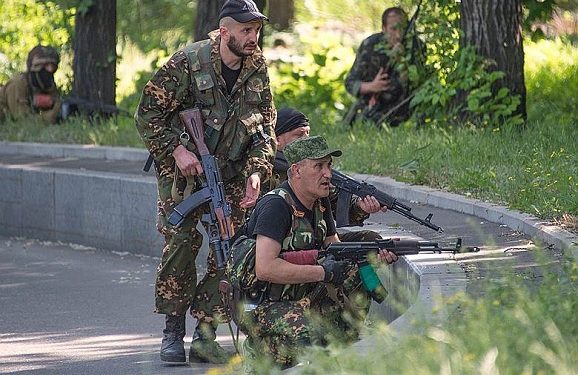 Очевидцы сообщают о выстрелах и взрывах в Донецке