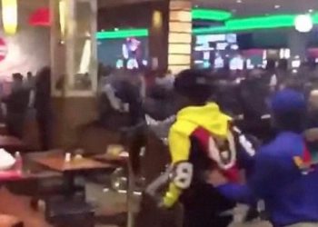 В сети появилось видео массовой драки на открытии бара