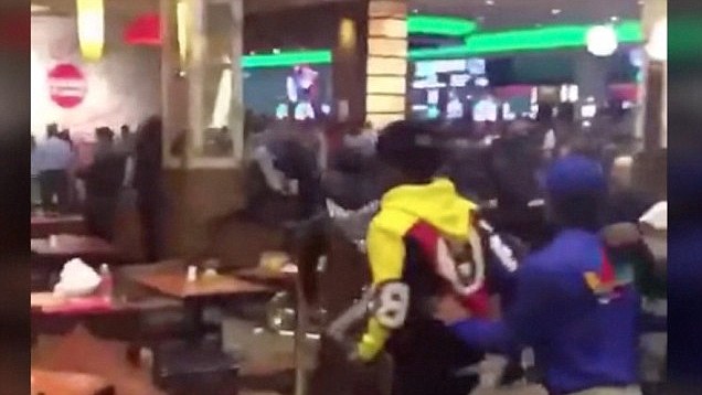 В сети появилось видео массовой драки на открытии бара