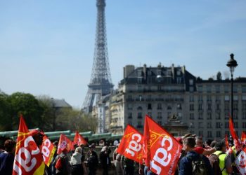 Французы вышли на протест против политики Олланда