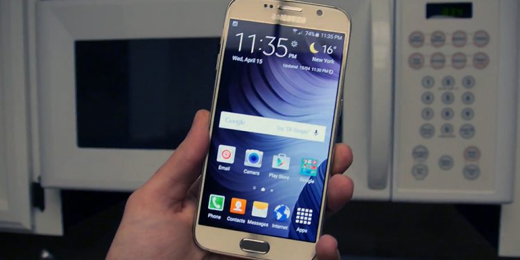 Любитель тестировать гаджеты попытался зарядить Samsung Galaxy S6 в микроволновке