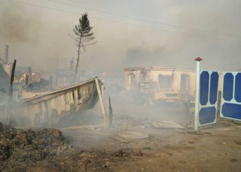 В России сильный пожар: горят дома в Хакасии