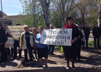 В сети появилось видео потасовки на антиправительственном митинге в Запорожье