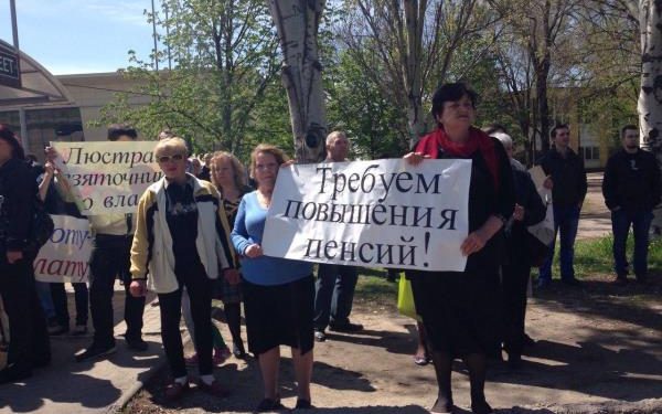 В сети появилось видео потасовки на антиправительственном митинге в Запорожье