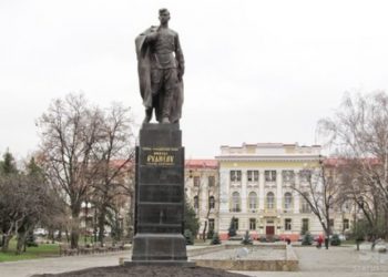 В Харькове неизвестные за ночь снесли три памятника коммунистическим деятелям