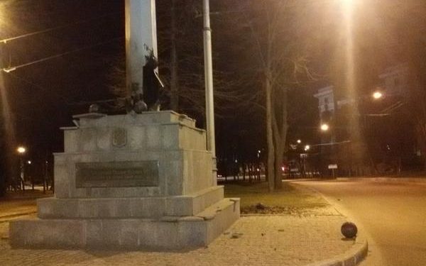 В Харькове диверсанты подорвали стелу с флагом Украины