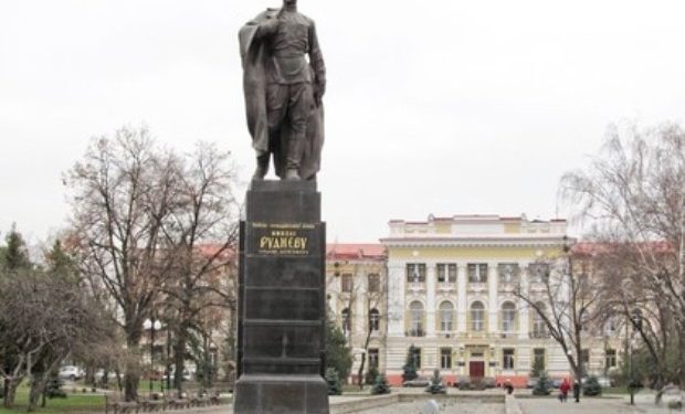 В Харькове неизвестные за ночь снесли три памятника коммунистическим деятелям