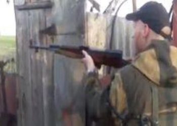 В сети появилось видео, как боевики стреляют по жилым домам из стрелкового оружия