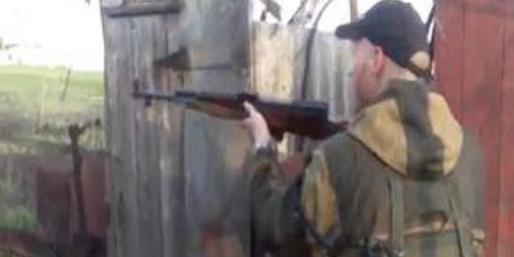 В сети появилось видео, как боевики стреляют по жилым домам из стрелкового оружия