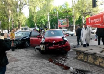 В Херсоне столкнулись две иномарки