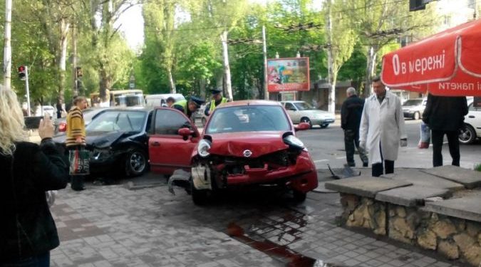 В Херсоне столкнулись две иномарки