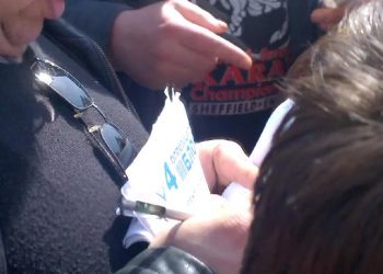 В сети появилось видео, как раздают деньги митингующим «шахтерам»