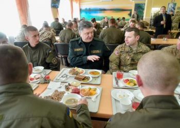 Порошенко пообедал вместе с солдатами