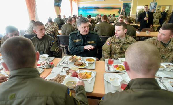 Порошенко пообедал вместе с солдатами
