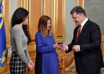 Порошенко вручил паспорт гражданина Украины российской журналистке