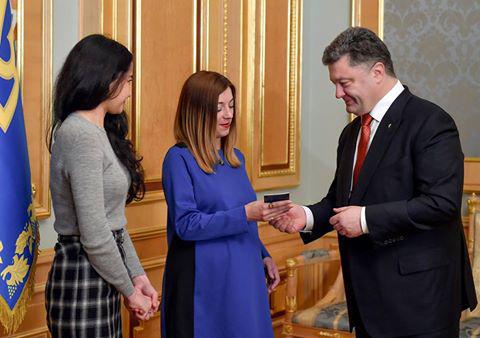 Порошенко вручил паспорт гражданина Украины российской журналистке