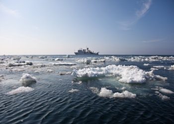 В Охотском море около российской Камчатки затонул краулер: погибло 40 человек