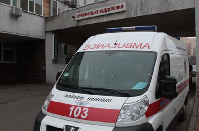 В Киеве во дворе дома подожгли машины